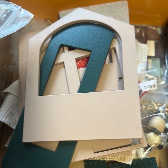 Holiday Time Green and Red Festive Decor Dollhouse Kit #8009 - Picture 11 of 14